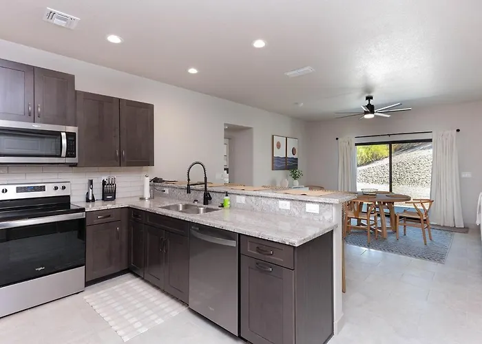 New Clean Modern Spacious *